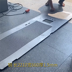 1.5mm厚機柜網板矯平機-高精密機箱機柜整平機-一次校平，沖孔網無反彈